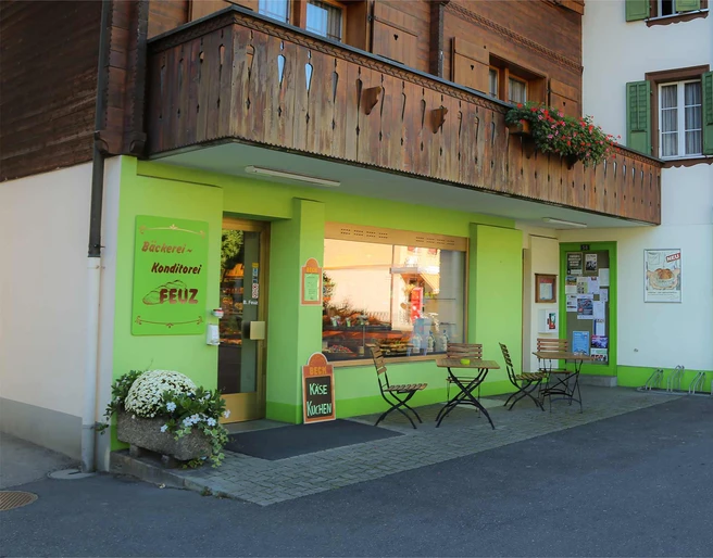 baeckerei-konditorei-feuz-boenigen-aussenbereich-tische-stuehle.jpg