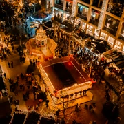 Luftaufnahme Wolfsburger Weihnachtsmarkt Blick von oben auf festlich beleuchteten Weihnachtsmarkt  Menschen zwischen Buden.