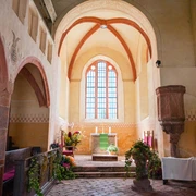 Bauernmarkt im Kloster Buch in Leisnig  Innenansicht des Kloster Buchs mit Altar, gotischen Fenstern und reich verzierter Architektur.