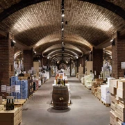 Cologne wine cellar Ein stimmungsvoller Weinkeller mit gewölbten Ziegeldecken, gefüllt mit sorgfältig gelagerten Weinkisten.An atmospheric wine cellar with vaulted brick ceilings, filled with carefully stored wine crates.