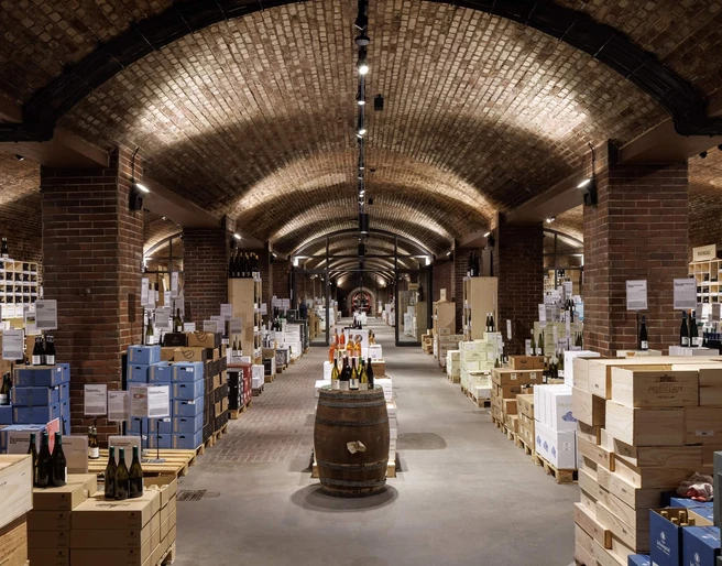 Cologne wine cellar Ein stimmungsvoller Weinkeller mit gewölbten Ziegeldecken, gefüllt mit sorgfältig gelagerten Weinkisten.An atmospheric wine cellar with vaulted brick ceilings, filled with carefully stored wine crates.