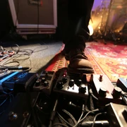 c/o pop Festival Cologne Ein Fuß betätigt Effektgeräte auf einer Bühne, umgeben von Kabeln und einem Teppich.A foot operates effect devices on a stage, surrounded by cables and a carpet.