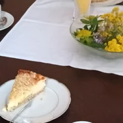 Osterlinder Landcafé - Käsestreuselkuchen und Blumendeko