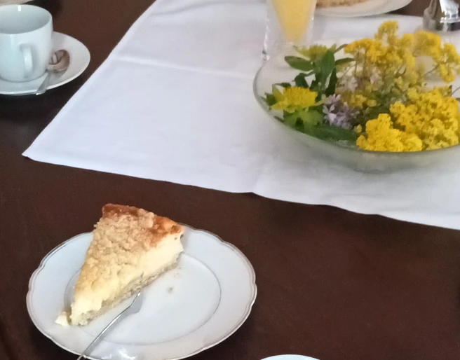Osterlinder Landcafé - Käsestreuselkuchen und Blumendeko
