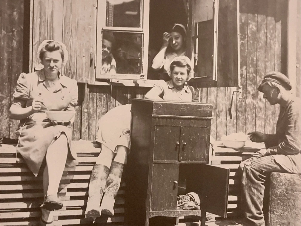 Zwangsarbeiterinnen bei Firma Daubert_Östl. Ringgebiet.jpg