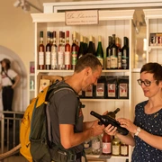 Touristen im Torgau Shop suchen passende Souvenirs aus