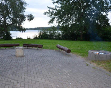Grillplatz am Tauchereinstieg Salzgittersee - Westufer mit Schutzhütte