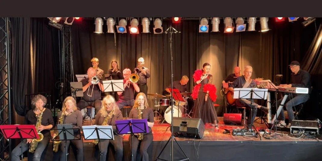 Big Band Fettes Blech auf der Bühne Big Band Fettes Blech auf der Bühne