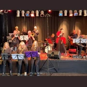 Big Band Fettes Blech auf der Bühne Big Band Fettes Blech auf der Bühne