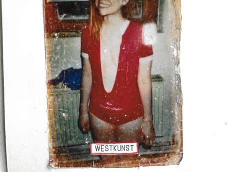 Hans Petri, Kabakov 2025 Ein Kunstwerk, das eine lächelnde Person in roter Kleidung zeigt.A work of art showing a smiling person in red clothing.