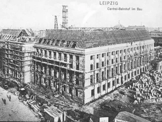 Wir berichten mit viel historischem Bildmaterieria