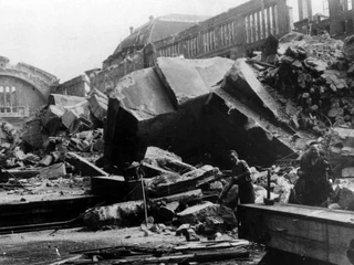 Der Hauptbahnhof hatte enorme Kriegsschäden bei Bo