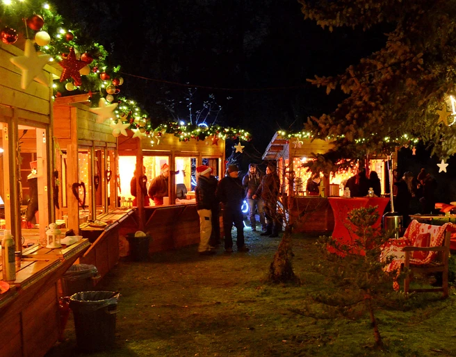 mSa Mobiler Weihnachtsmarkt Mobiler Weihnachtsmarkt mit gemütlichen Holzbuden, Lichterketten und Glühweinständen – stimmungsvolle Firmenweihnachtsfeier von mSa events im Außenbereich.Mobile Christmas market with cozy wooden stalls, fairy lights and mulled wine stands - atmospheric company Christmas party by mSa events in the outdoor area.