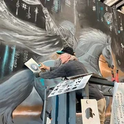 Thomas Baumgärtel Thomas Baumgärtel arbeitet an einem großen Wandbild: Ein Reiter auf einem imposanten Pferd, umgeben von Tech-Symbolen.Thomas Baumgärtel is working on a large mural: a rider on an imposing horse, surrounded by tech symbols.