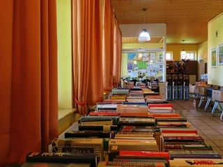 00 samstag-auf-dem-buechermarkt-7d88b8a2-f512-4d7c-8b87-4fcb54758f59_ShiftN web.jpg