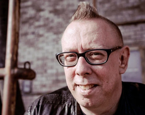 Jochen Till Lesung (c) Niko Neuwirth.jpg Porträt von Jochen Till mit Brille, schwarzer Lederjacke und kurzen Haaren.