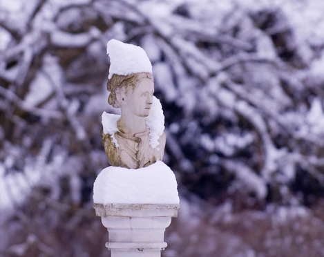 Bad Driburg-Gräflicher Park-Diotima im Schnee-Bad Driburger Touristik GmbH-Frank Grawe.jpg