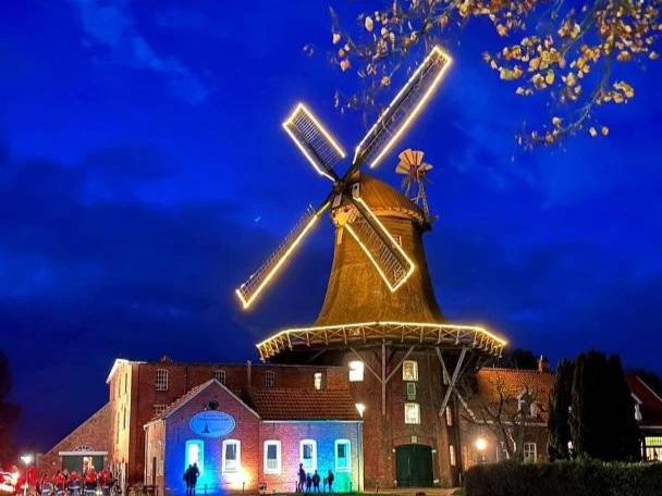 Mühle Pewsum Anleuchtfest Zu sehen ist die beleuchtete Mühle in Pewsum.