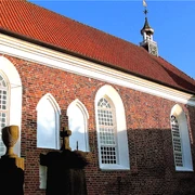Ev. ref. Kirche Greetsiel Kirche Greetsiel von außen, blauer Himmel,