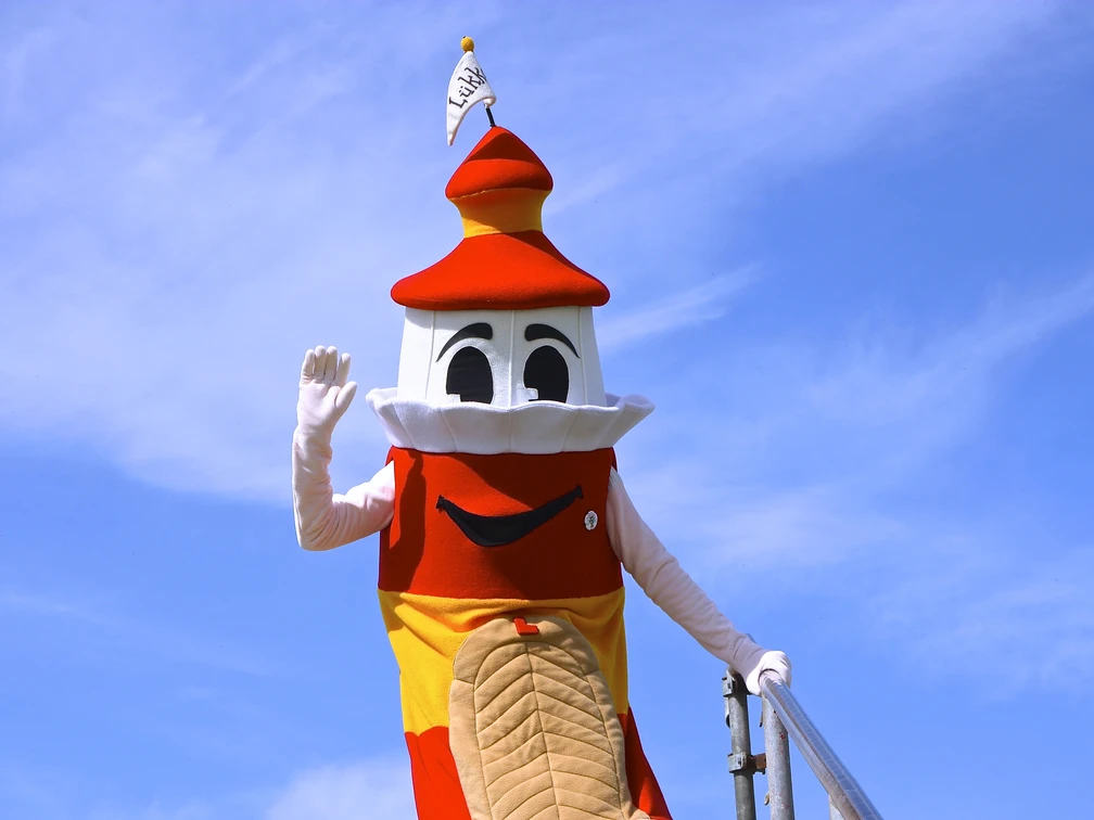 Lükko Leuchtturm Das Maskottchen Lükko Leuchtturm winkt einem zu, blauer Himmel