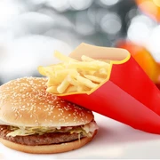 McDonald's Hamburger und eine Schachtel mit Fritten darin.