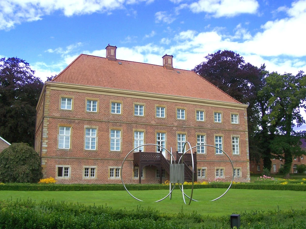 Emsland_-_Aschendorf_-_Gut_Altenkamp_-_Aussenansicht_vom_Park_auf_das_Herrenhaus.jpg