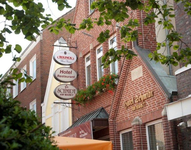 HotelSchmidtAmMarkt3_Meppen_Aussenansicht_Logo_nah.jpg