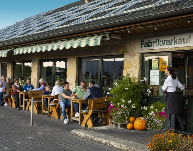 Fischfeinkost Lindemann Außenbereich Fischfeinkost Lindemann bietet einen einladenden Außenbereich mit Holzbänken und saisonaler Dekoration.