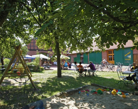 Café Honeck Café Honeck im Grünen mit Sitzgelegenheiten und Spielplatz, geeignet für Familienausflüge.