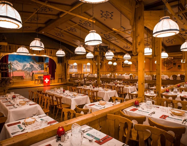 restaurant-spycher-innen-saal-buehne-hauptbild