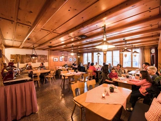 weisses-kreuz-brienz-gaststube