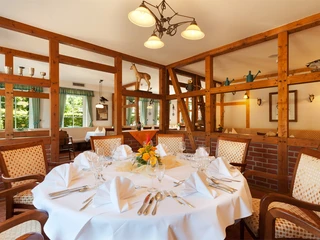 Restaurant im Morada Hotel Isetal Festlich gedeckter Tisch im Restaurant des Morada Hotel Isetal