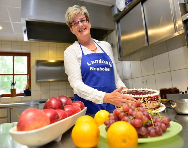 Einblick in die Küche im Landcafé Neubokel Einblick in die Küche im Landcafé Neubokel