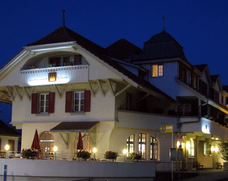 krone-spiez-aussenansicht-abend