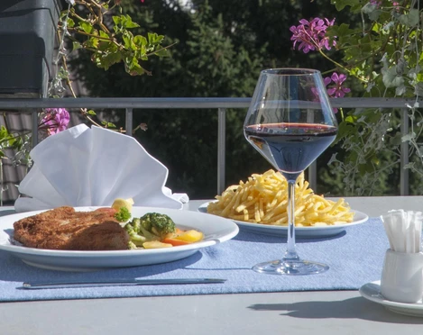 krone-spiez-gericht-terrasse