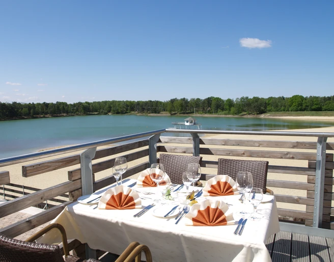 Gedeckter Tisch auf der Terrasse im Restaurant am Bernsteinsee