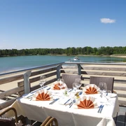 Terrasse am Bernsteinsee Gedeckter Tisch auf der Terrasse im Restaurant am Bernsteinsee