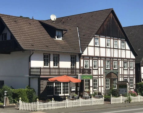 hotel-amjakobsweg-hausansicht Außenansicht Hotel am Jakobsweg, Fachwerkfront mit Außengastronomie