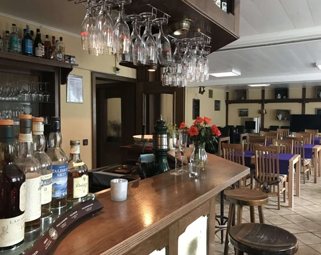 hotel-amjakobsweg-gastraum Holztheke mit Gastraum im Hintergrund