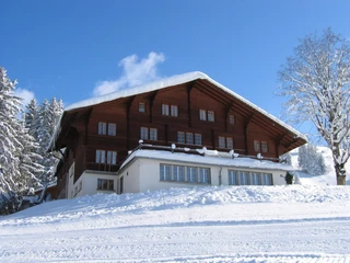 Gasthaus Gsässweid vue extérieure en hiver Fassade des Gasthauses Gsässweid, verschneite Landschaft rundherumgFacade of the Gsässweid inn, snow-covered landscape all aroundgFaçade de l'auberge Gsässweid, paysage enneigé tout autourg