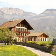 Restaurant Schönbühl au soleil Restaurant Schönbühl von aussen, die Frühlingsblumen blühenRestaurant Schönbühl from the outside, the spring flowers are in bloomLe restaurant Schönbühl vu de l'extérieur, les fleurs printanières s'épanouissent