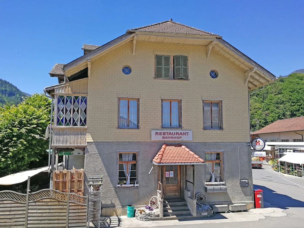 Aussenansicht im Sommer Gebäudefront des Höfli PubsFront of the Höfli Pub buildingFaçade du bâtiment du Höfli Pub