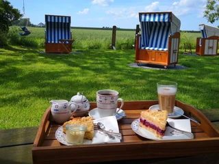 Liebevoll hinterm Deich