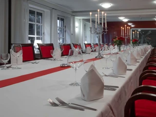 Restaurant Alte Mühle Gesellschaftstisch Festlich gedeckter Tisch im Restaurant Alte Mühle Weyhausen