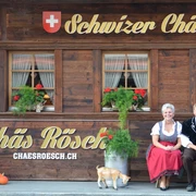 schwizer-chaeshuettli-spiez-gebaeude-eingang