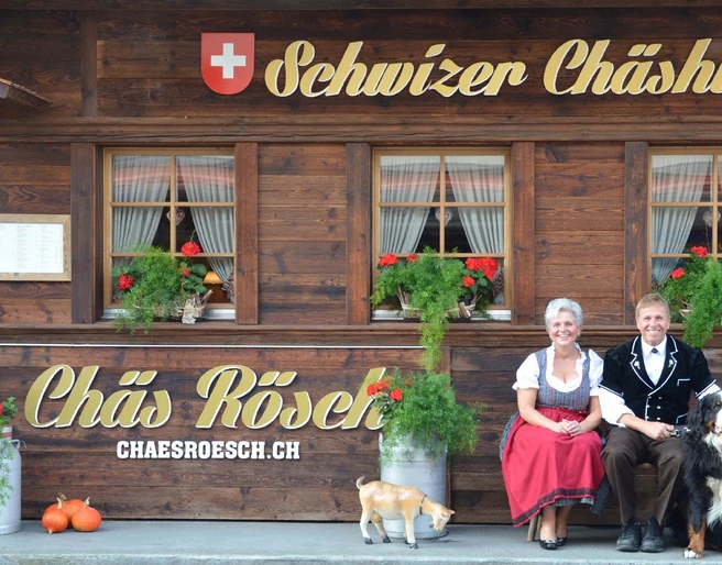 schwizer-chaeshuettli-spiez-gebaeude-eingang