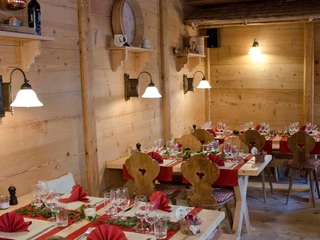 schwizer-chaeshuettli-spiez-speisesaal-gedeckt