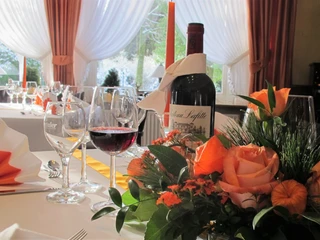 Gedeckte Tische im Restaurant Waldhof Gedeckte Tische im Restaurant Waldhof