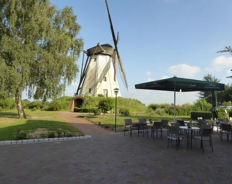 Landgasthaus-zur-Mühlenwirtin Das historische Landgasthaus zur Mühlenwirtin steht direkt neben einer imposanten Windmühle.