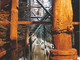 Radeln auf der Sole & Kneipp-Tour Salzgewinnungsanlage mit Holzkonstruktion und schwarzer Reisigbefüllung; eindrucksvolles Innenleben.